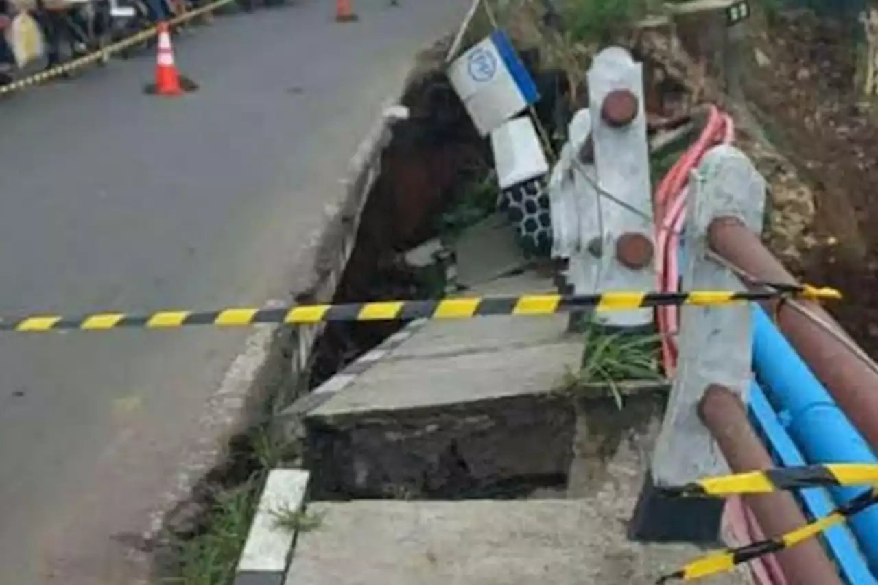 Sungai Cijalu Meluap, Jembatan Gantung Rawayan di Tasikmalaya Ambruk - Pikiran-Rakyat.com