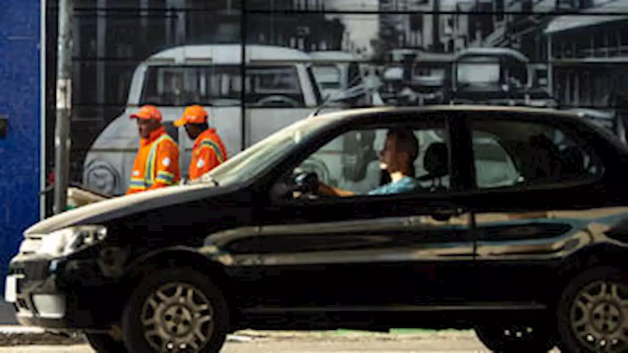 Prefeitura de SP cria novas regras para carros de aplicativos de transporte e entrega