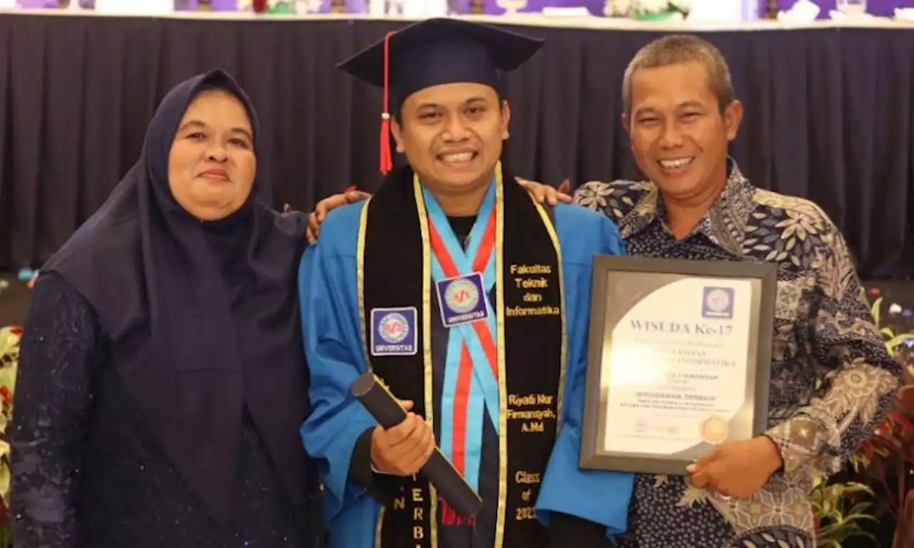 Anak Penjual Jam Dinding Keliling Berhasil Jadi Wisudawan Terbaik |Republika Online