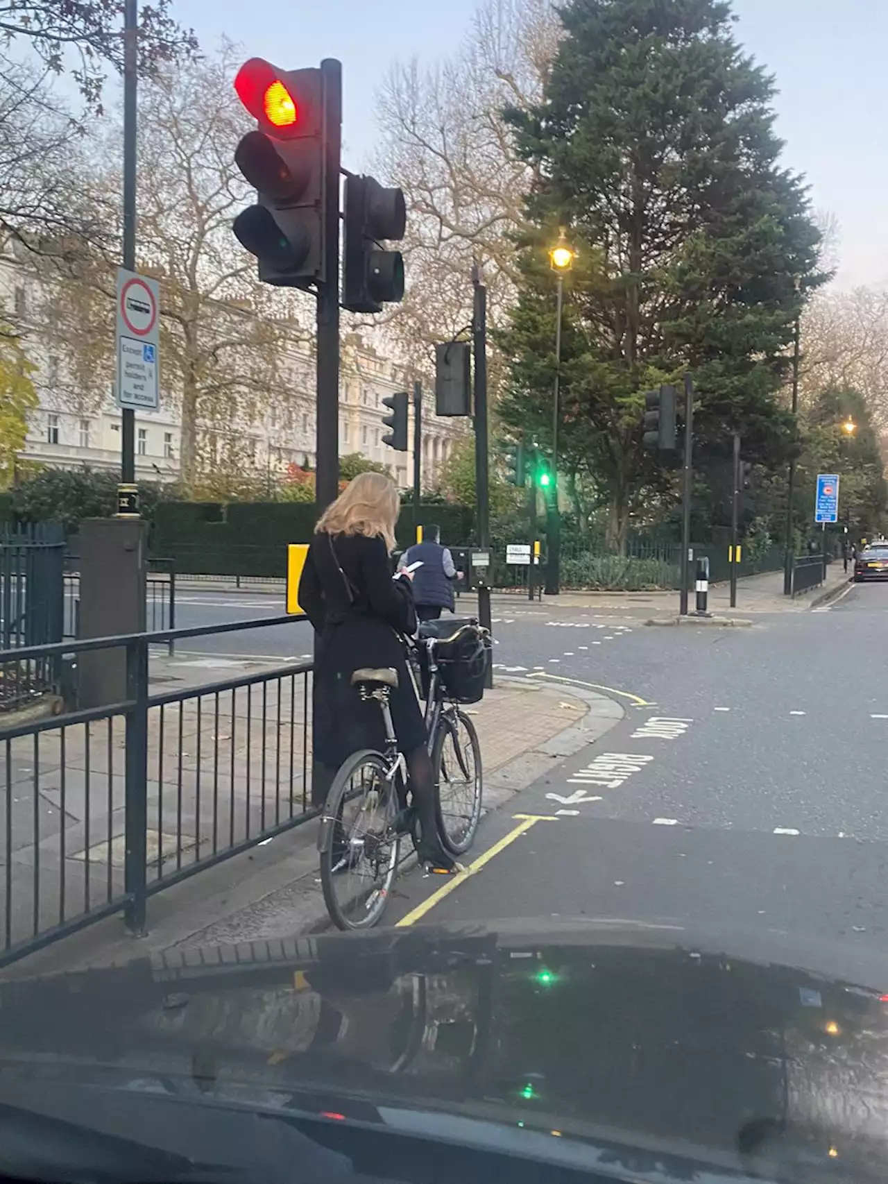 “At least this one stopped at a red light, but only to use her phone”: Driver’s anti-cycling ‘gotcha’ moment backfires; Cav and Vino4Ever? Astana want to sign Cavendish; “It’s a cycle lane, not a car park” + more on the live blog