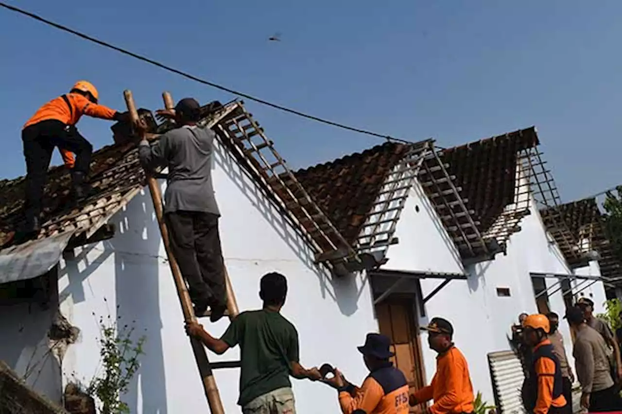 Hujan Deras Disertai Angin Kencang Merusak Sejumlah Rumah Warga di Madiun