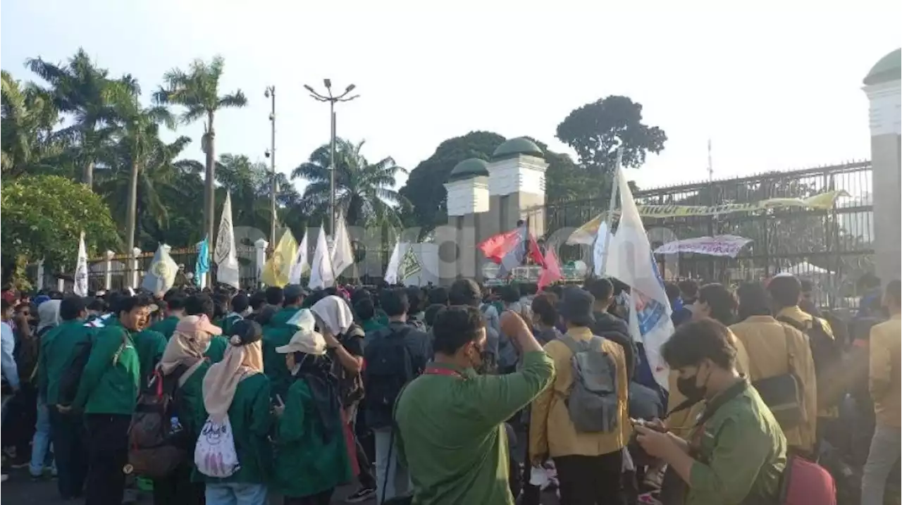 Tolak KUHP Baru, Massa Mahasiswa Geruduk Gedung DPR RI Sore Ini