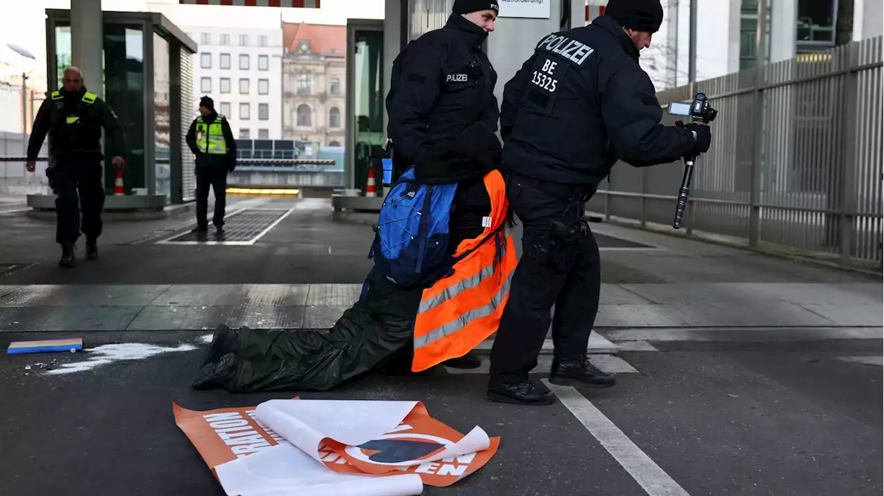 Friedrich Merz zu Klimademonstranten in Berlin: „Raus hier. Hauen Sie ab“ – Blockadeaktion vor dem Bundestag