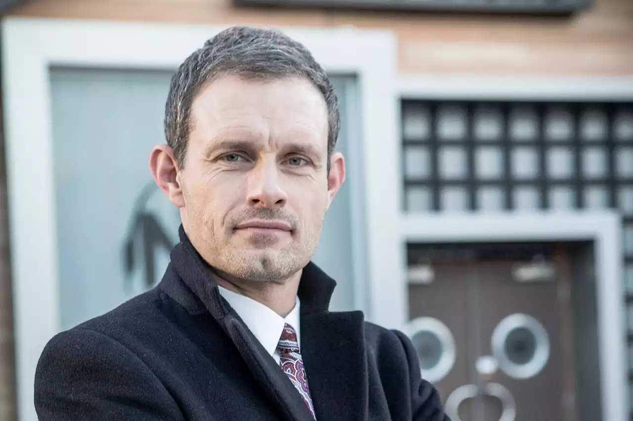 Coronation Street fans seriously distracted by 'naked' Nick Tilsley in scene