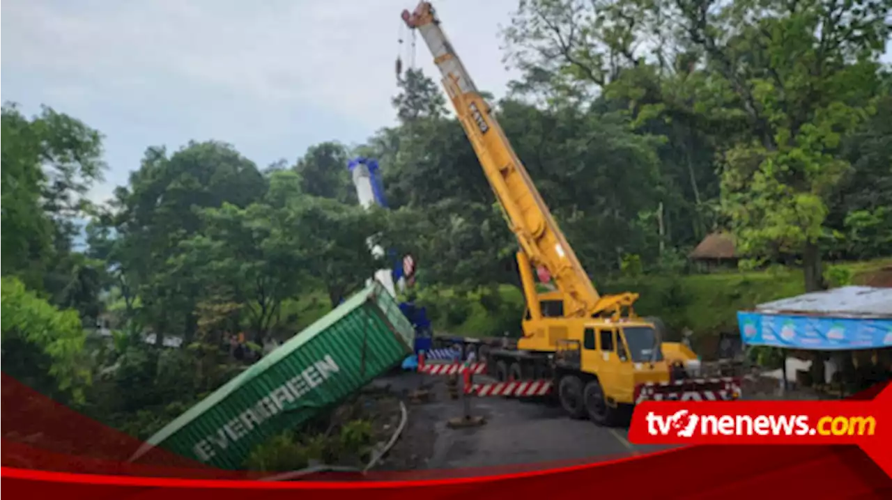 Evakuasi Truk Kontainer Terguling, Polisi Sempat Tutup Jalur Ambarawa - Magelang