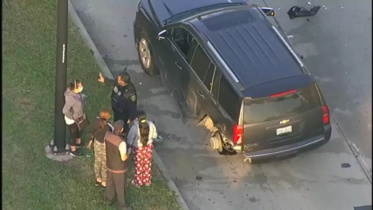 Police shoot suspect while responding to robbery in southwest Houston, HPD says