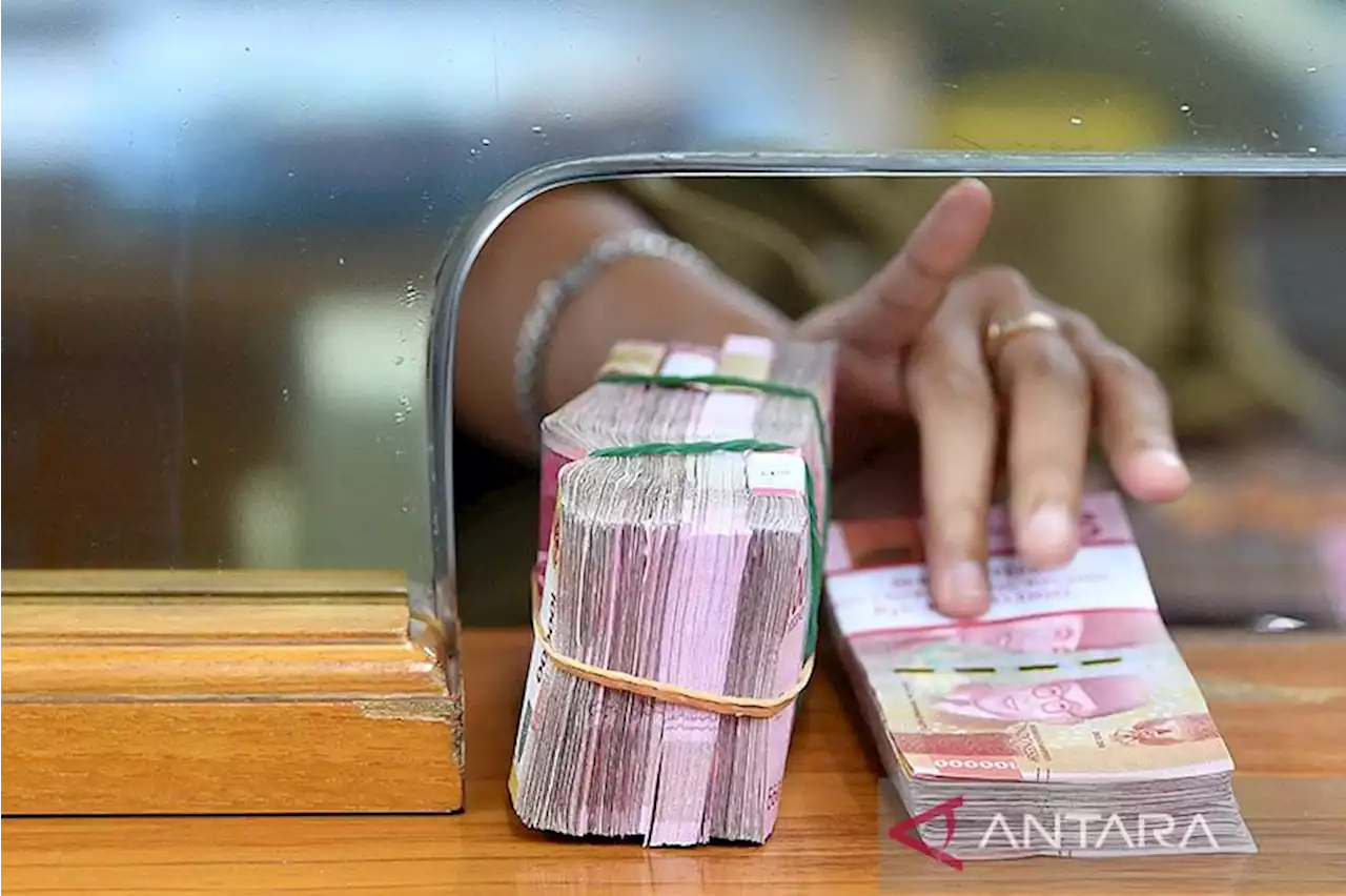 Rupiah akhir pekan ditutup menguat, terkerek peringkat kredit RI