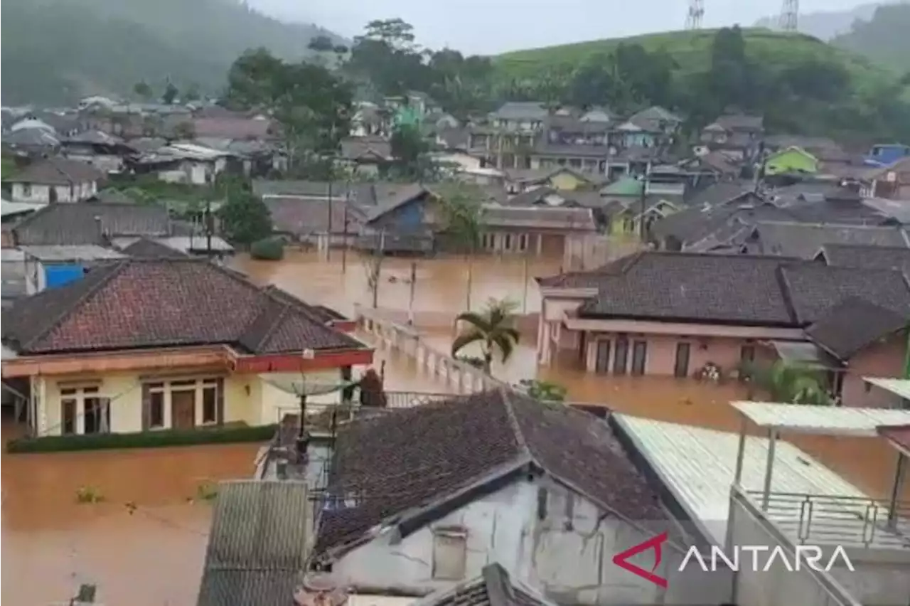 Sungai Cibala meluap, ratusan rumah di Cianjur terendam banjir 1 meter