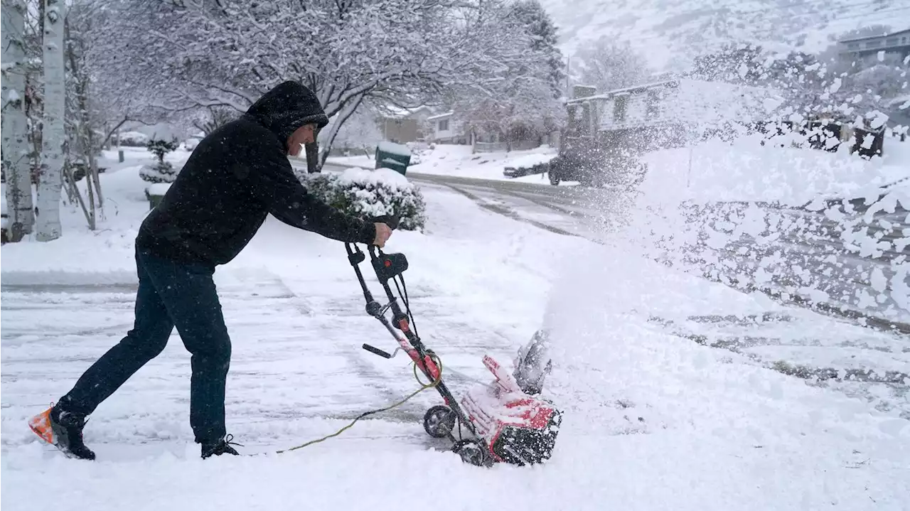 Sprawling winter storm begins blasting Northeast