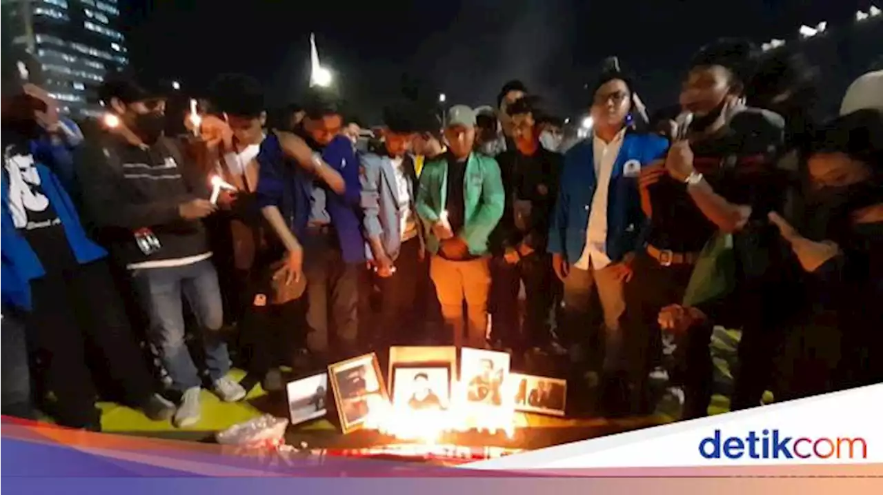 Massa Nyalakan Lilin di DPR, Kenang 5 Mahasiswa Gugur Saat Tolak RKUHP