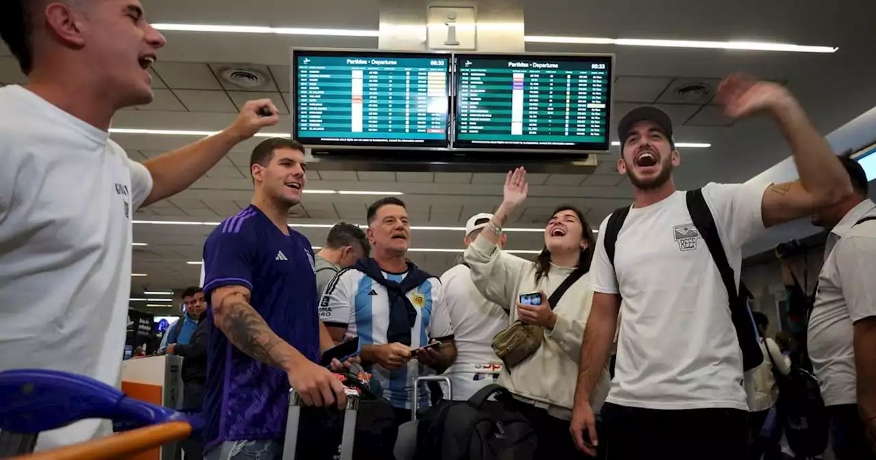 Locura en Ezeiza: más hinchas argentinos partieron a Qatar para apoyar a la Selección