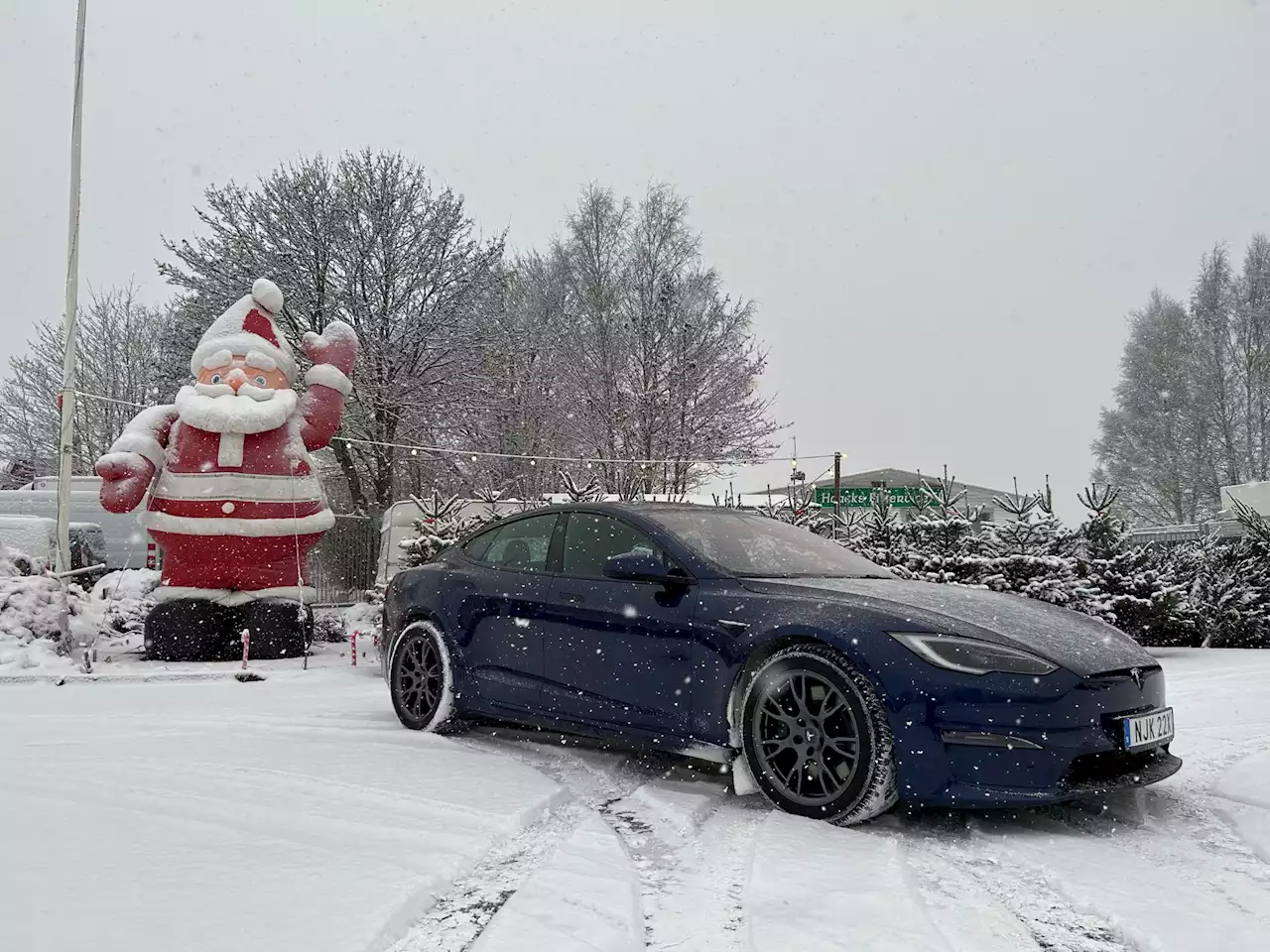 En kort sväng med rymdskeppet Tesla Model S Plaid. Ratten är förvånansvärt trevlig.