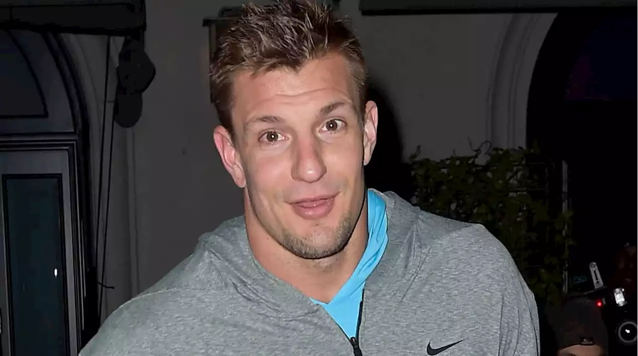 Rob Gronkowski jokes Tom Brady could play until he's 68, touts QB's broadcasting chops