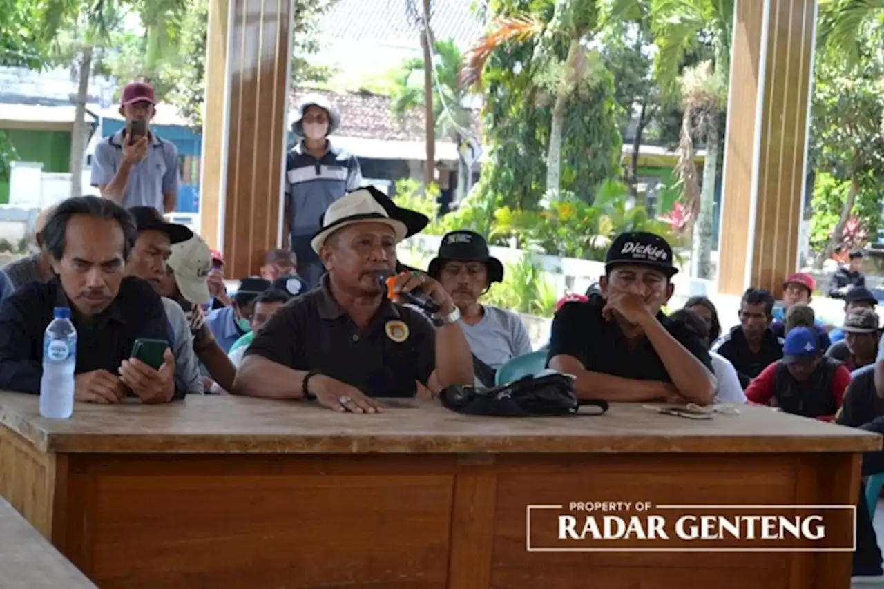 Petani Tegaldlimo Geruduk Kantor Camat