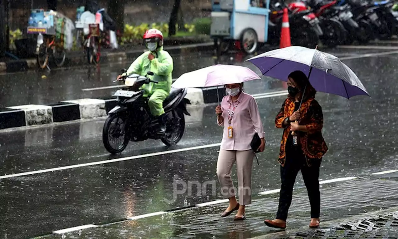 Cuaca Surabaya Hari Ini, Hujan Lebat Disertai Petir Melanda Sejumlah Kawasan Siang Nanti