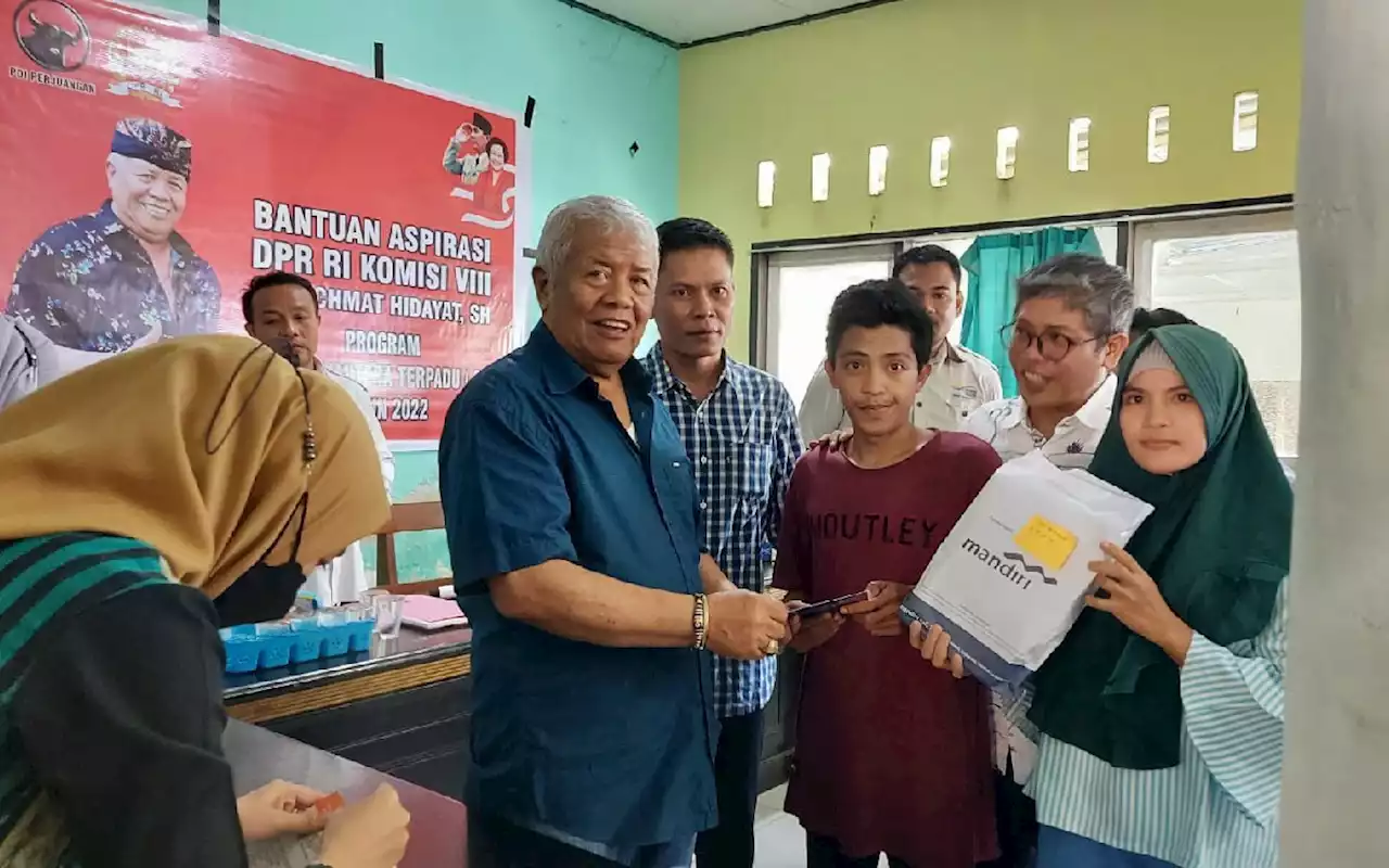 Rachmat Hidayat Bagikan Bantuan RST kepada Ratusan KK di Lombok Timur