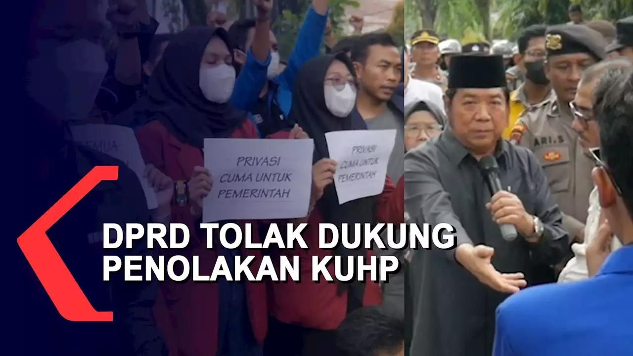 Bawa Batu Nisan, Mahasiswa Demo Tolak Pengesahan KUHP, DPRD Kalsel Enggan Tandatangani Aspirasi