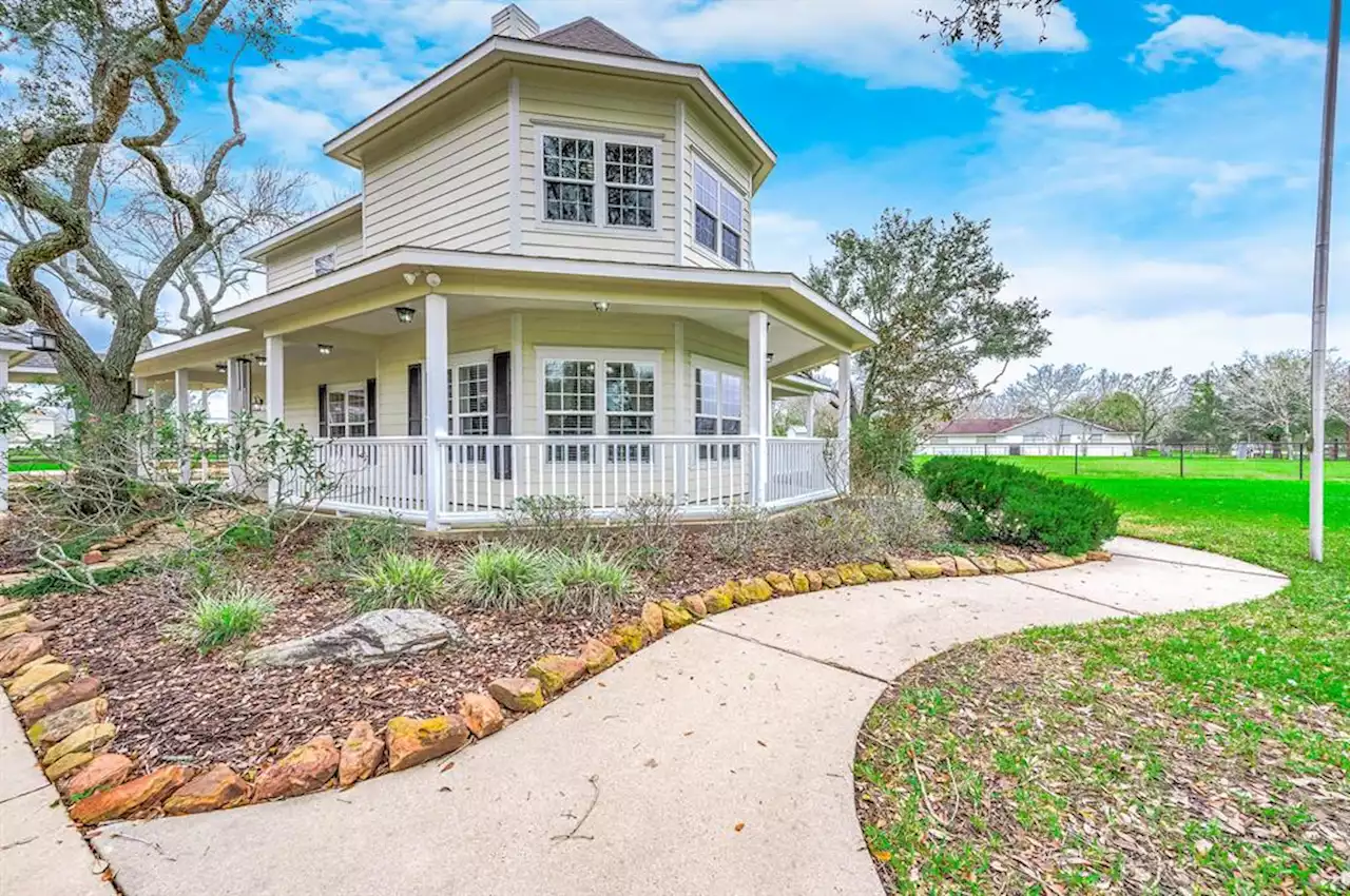 PHOTOS: Pearland abode with charming turret, wraparound porch on the market for $810K