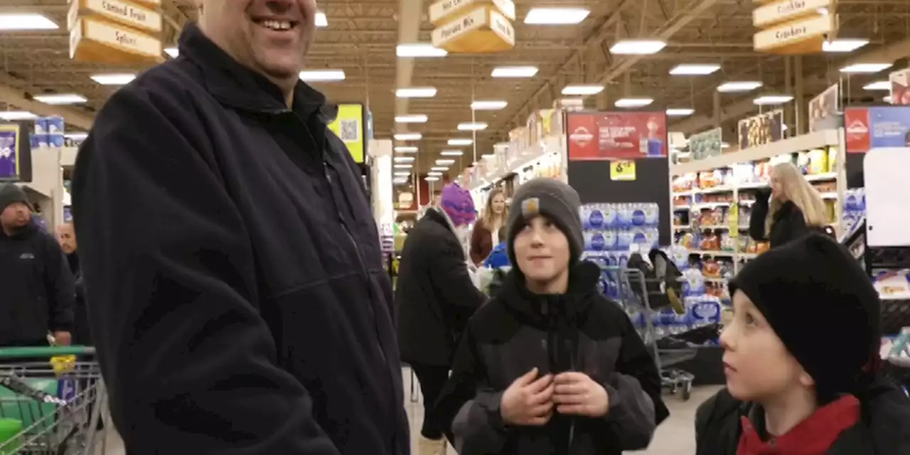 Fort Wainwright Police go shopping with local kids this holiday season