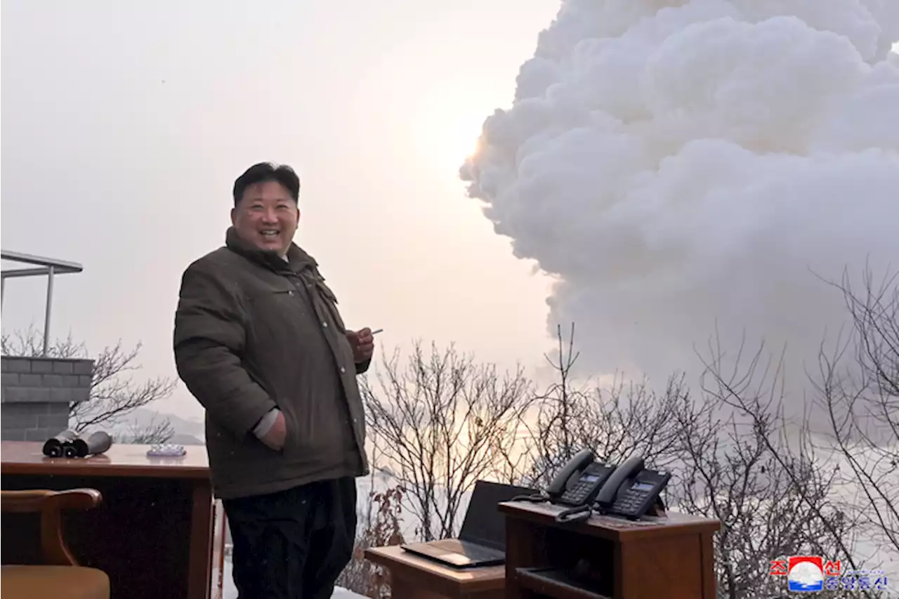 김정은 “신형전략무기 출현 기대”…ICBM 고체연료 엔진 시험