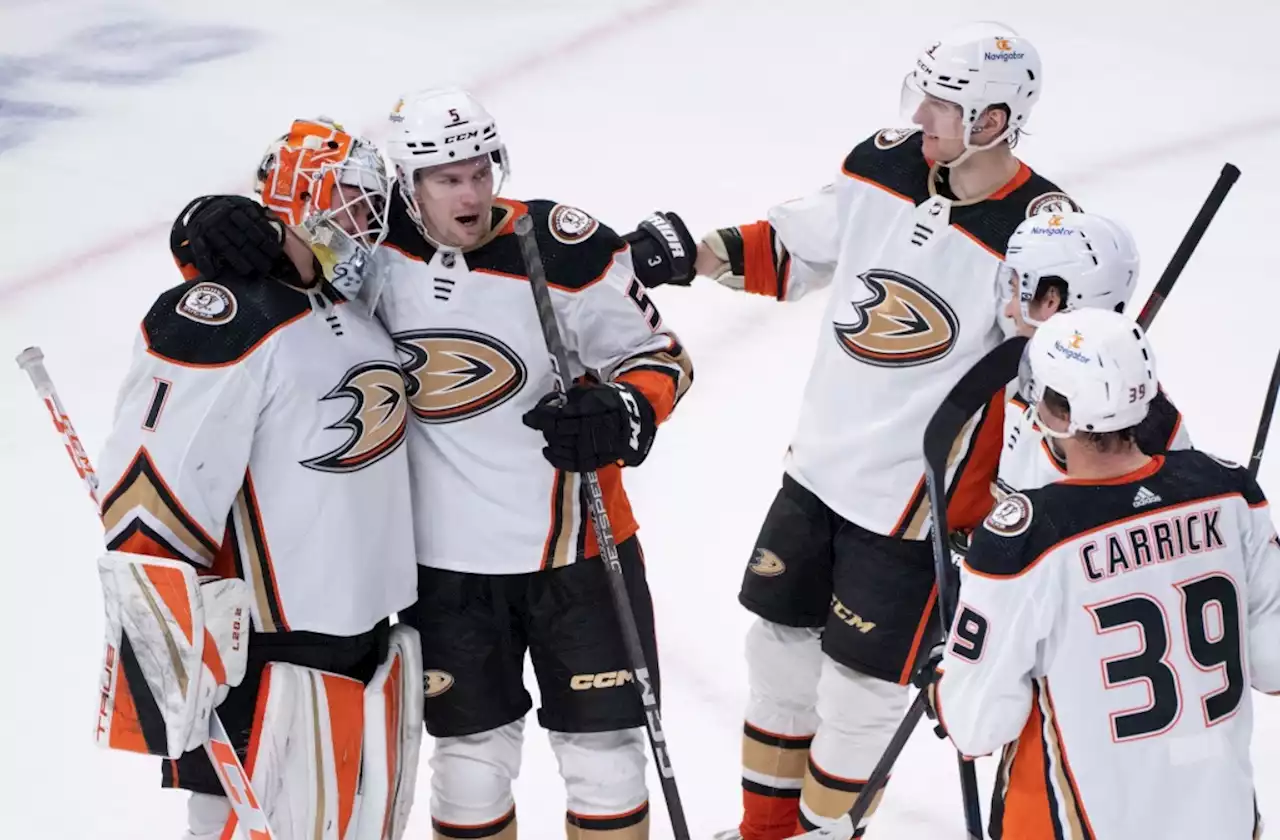 Ducks turn back Canadiens for 3rd road win of season