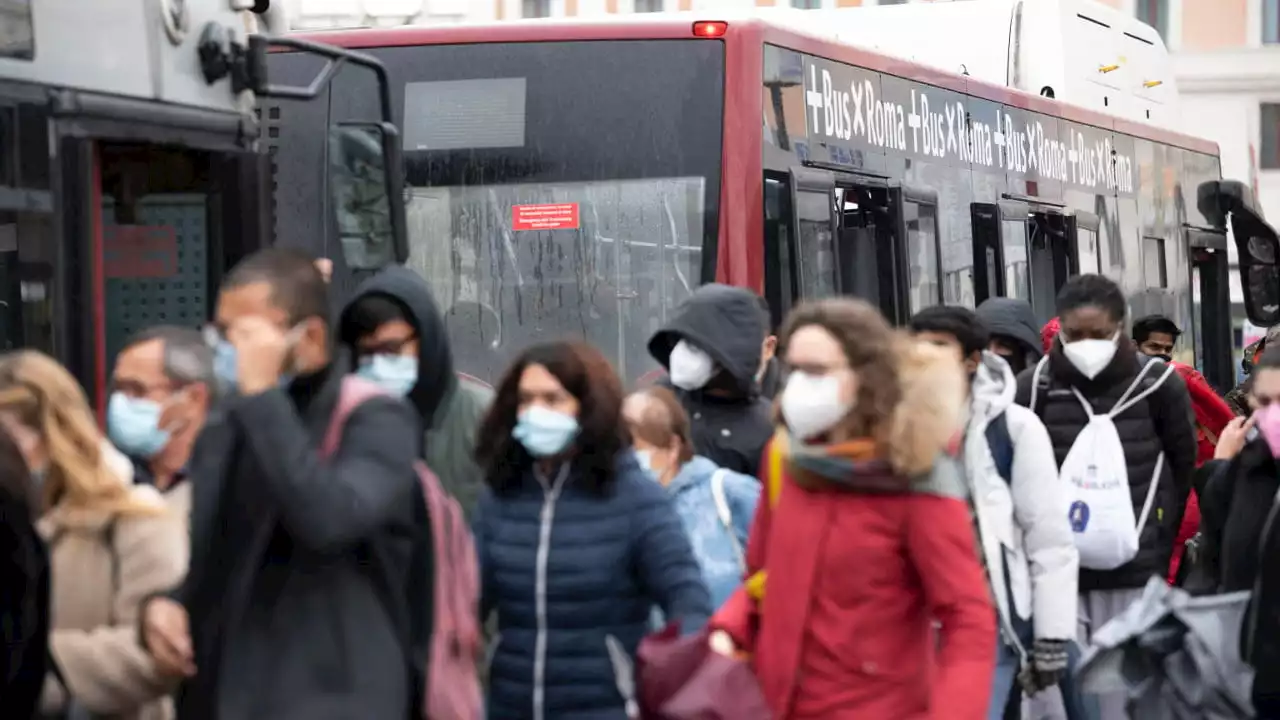 A Natale il virus riabbassa la testa, scendono i contagi: l’Rt sotto la soglia epidemica