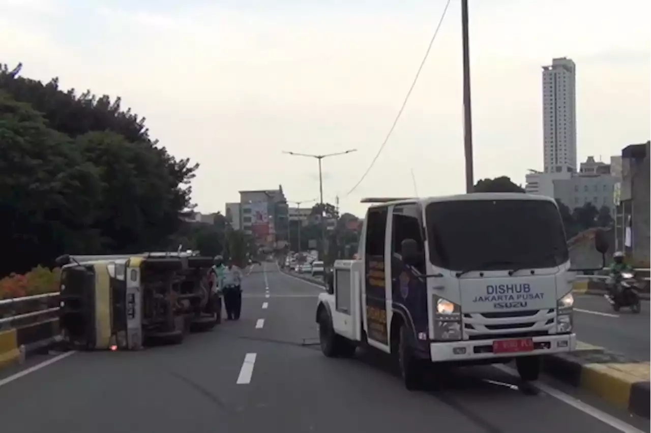 Truk Boks Bawa Mainan Terguling di Jembatan Layang Karet