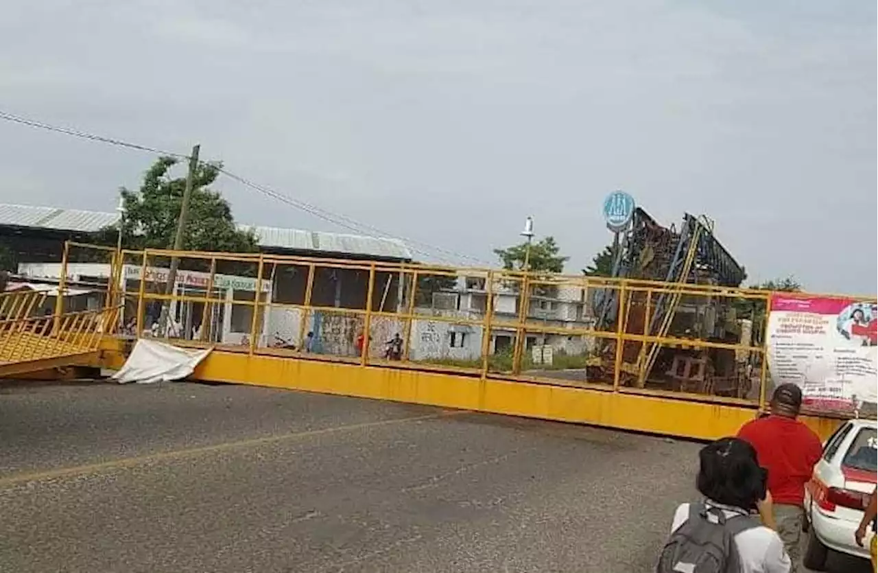 En Veracruz, colapsa puente peatonal tras ser arrastrado por tráiler