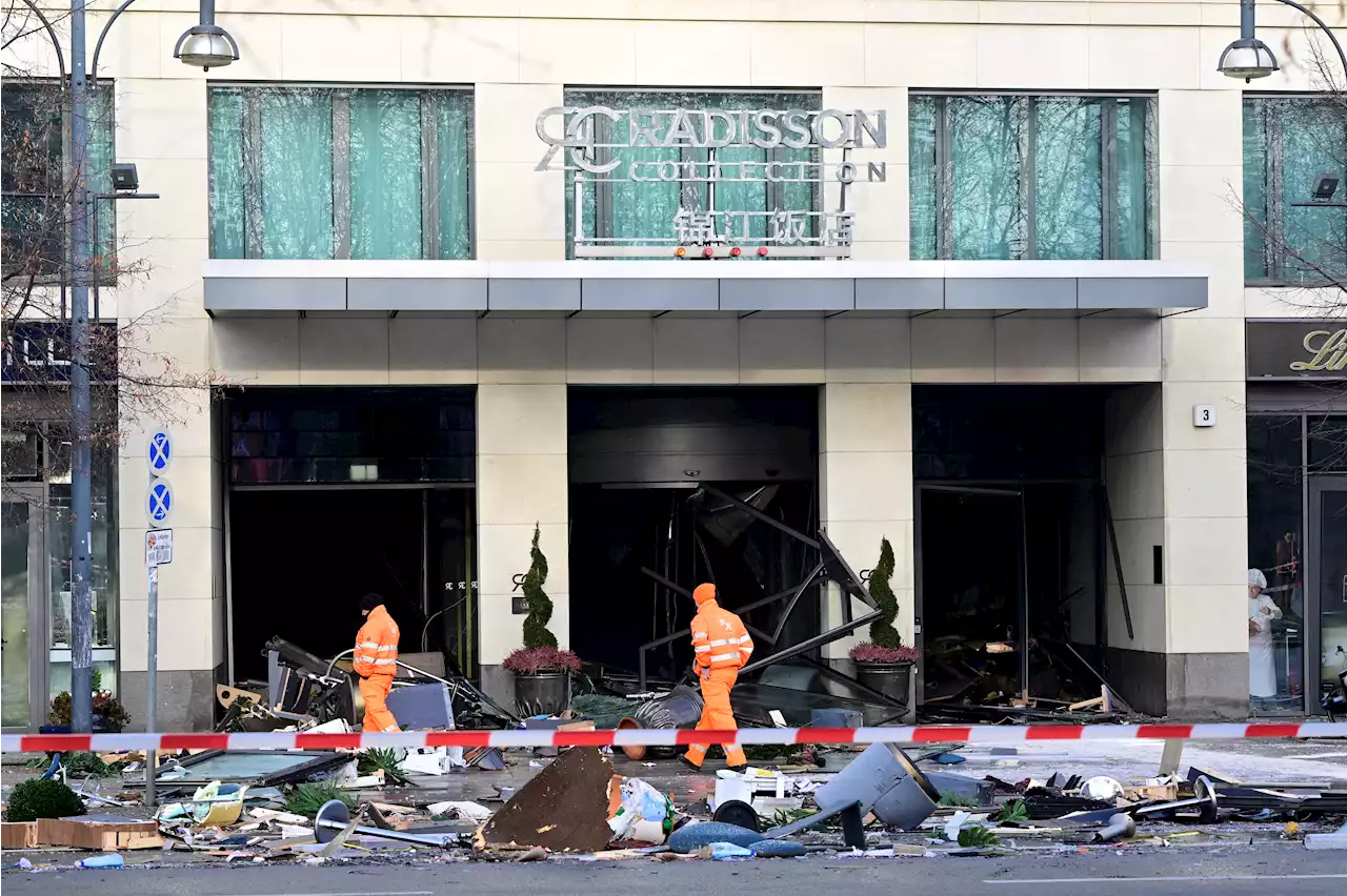 Berlin Aquarium With 1,500 Tropical Fish, 1 Million Liters of Water Bursts Onto Street