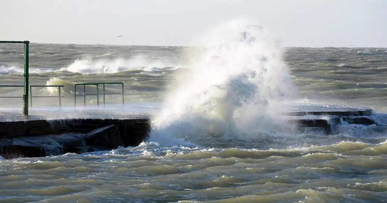 Livorno: nave rompe gli ormeggi in porto per il maltempo