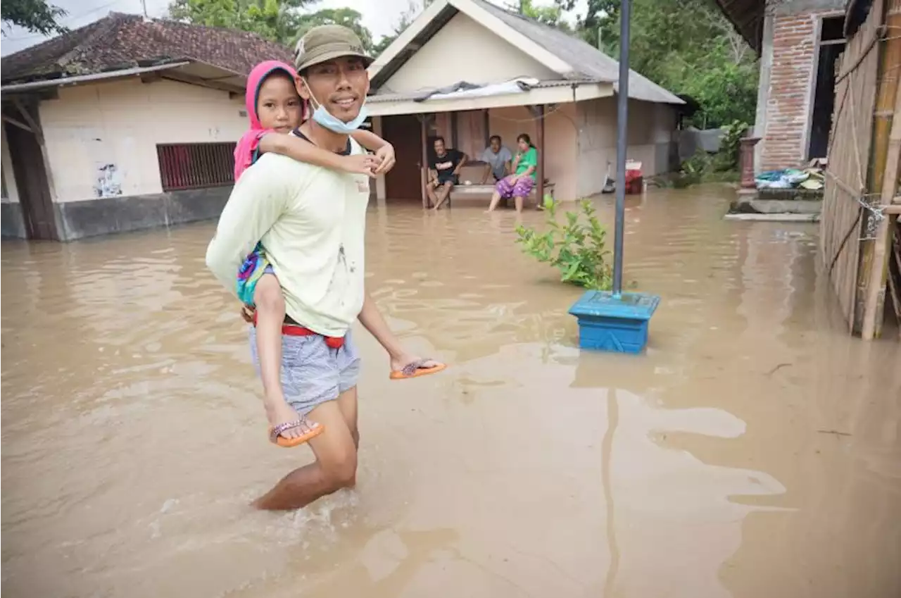 Jembatan Penghubung Antardesa di Trenggalek Putus Diterjang Banjir |Republika Online