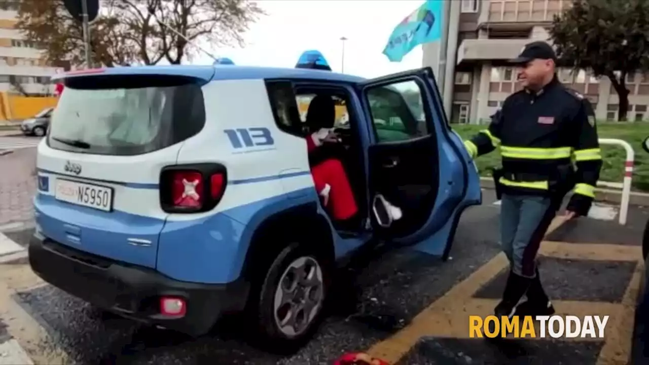 VIDEO | Babbo Natale e Pino il mago, la polizia consegna doni ai bimbi del reparto pediatrico