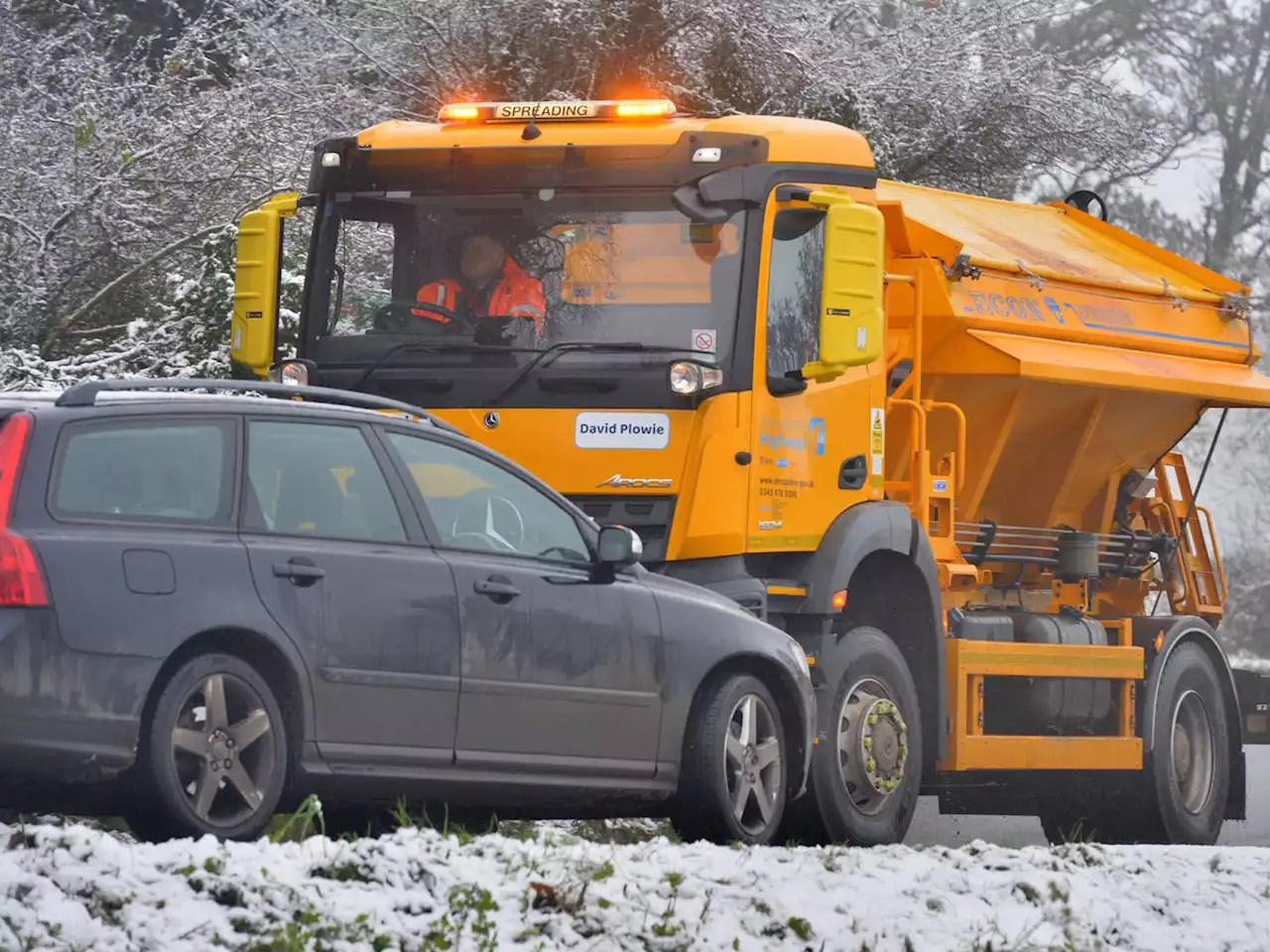 Which roads are being gritted in Shropshire and by who