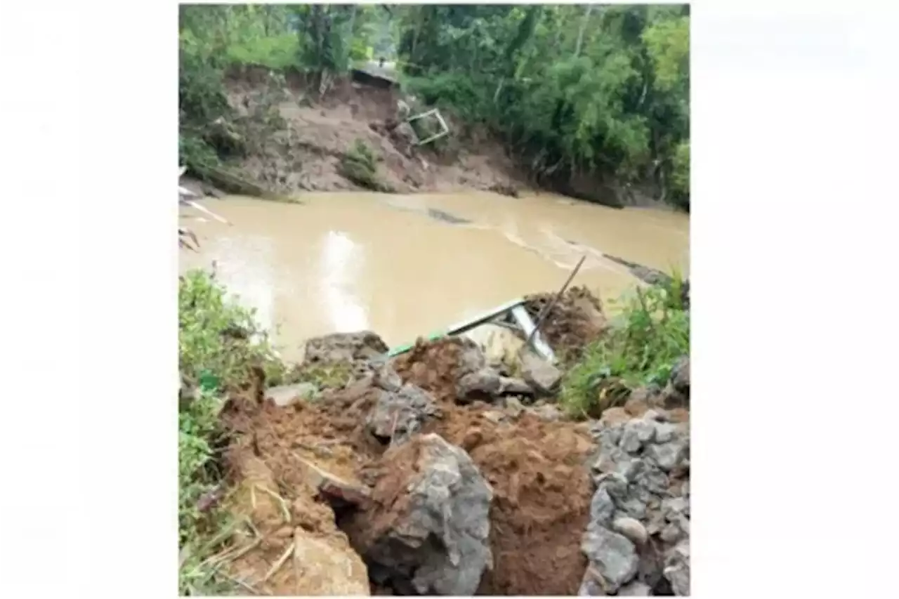 Diterjang Banjir, Jembatan Penghubung Antardesa di Trenggalek Putus Total