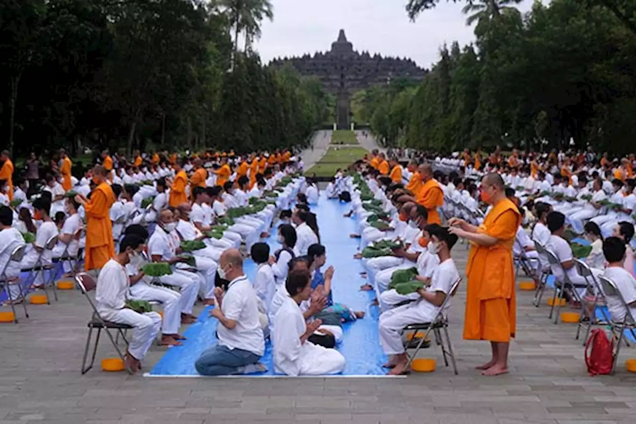 Potret Ritual Potong Rambut Ratusan Calon Samanera di TWC Borobudur Magelang