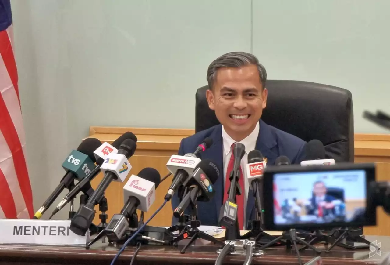 Fahmi Fadzil hints at cheaper internet charges for B40 and M40 users this Christmas - SoyaCincau