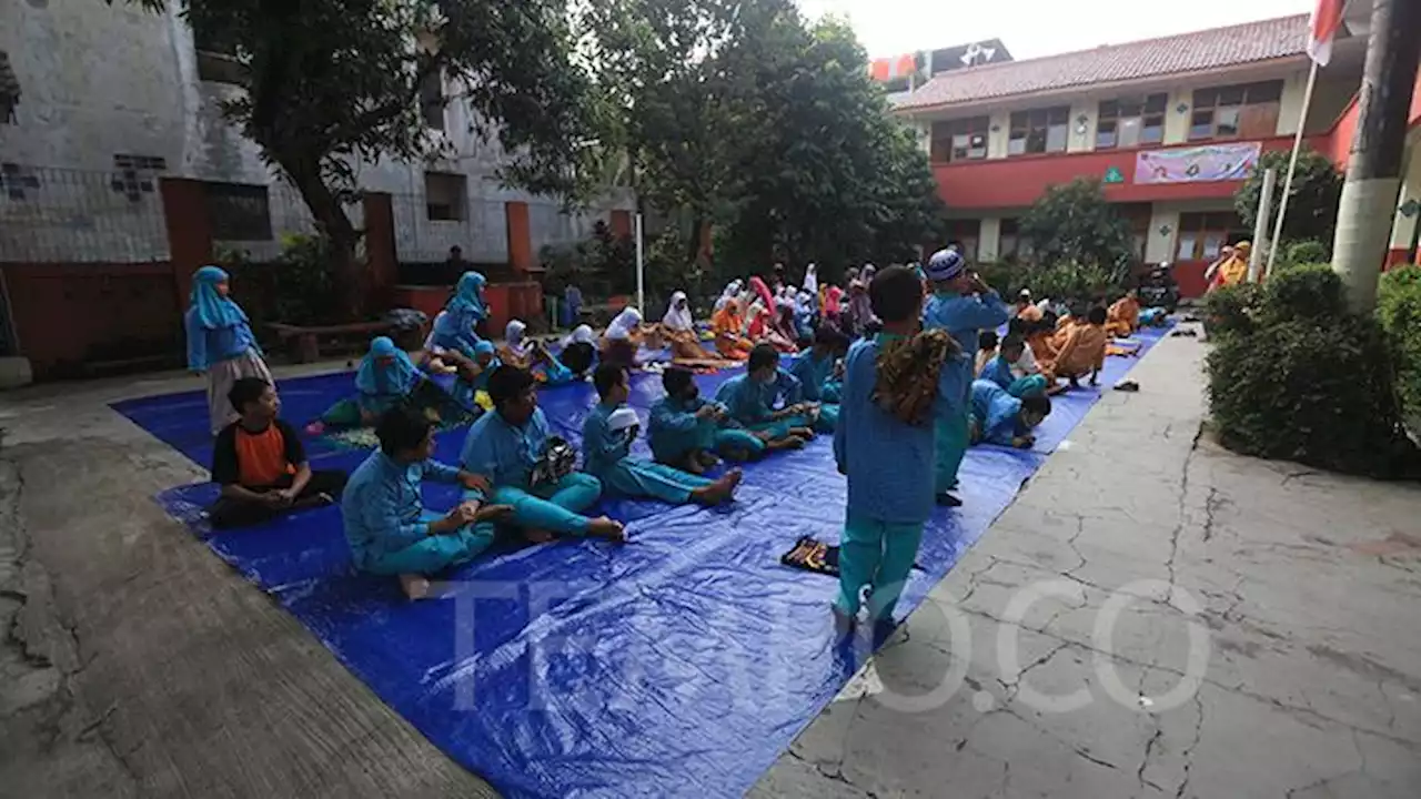 Siswa Bertahan SDN Pondok Cina 1 Hingga Ruang Kelas Pondok Cina 5 Selesai Dibangun