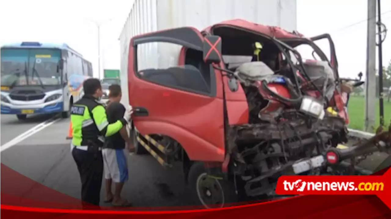 Truk Paket Tabrak Truk Kontainer Parkir di Pinggir Jalan, Kenek Tewas Terjepit