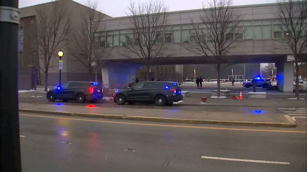 2 dead, 2 injured in shooting outside Chicago high school