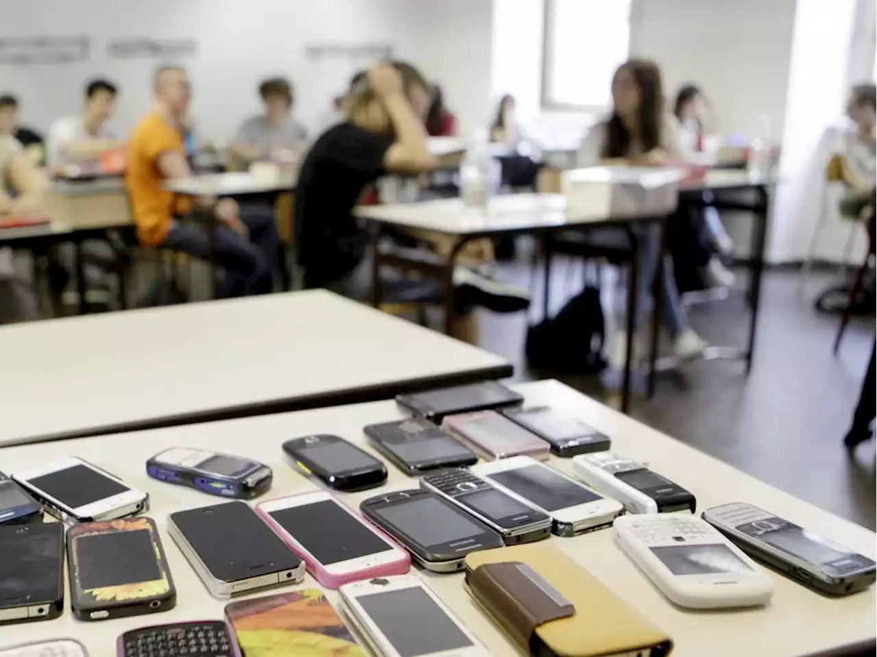 Scuola, Valditara: 'No al cellulare in classe, stiamo lavorando a circolare'