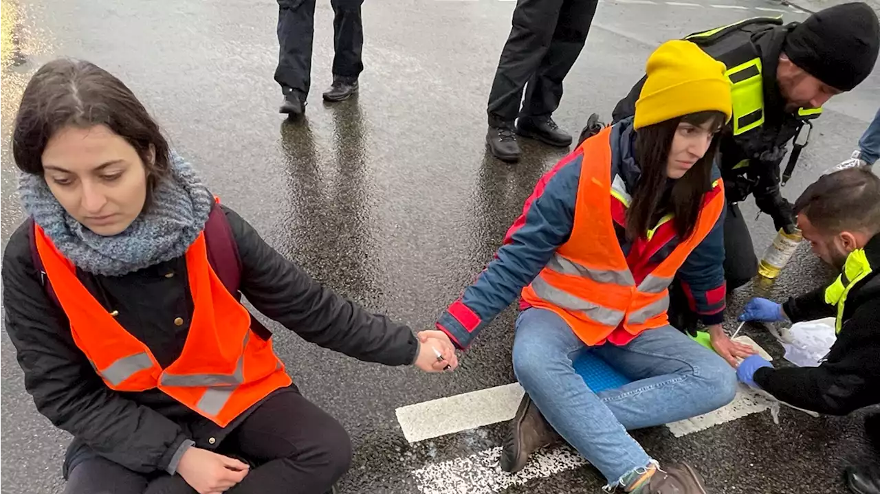 Klima-Kleber blockieren am Potsdamer Platz