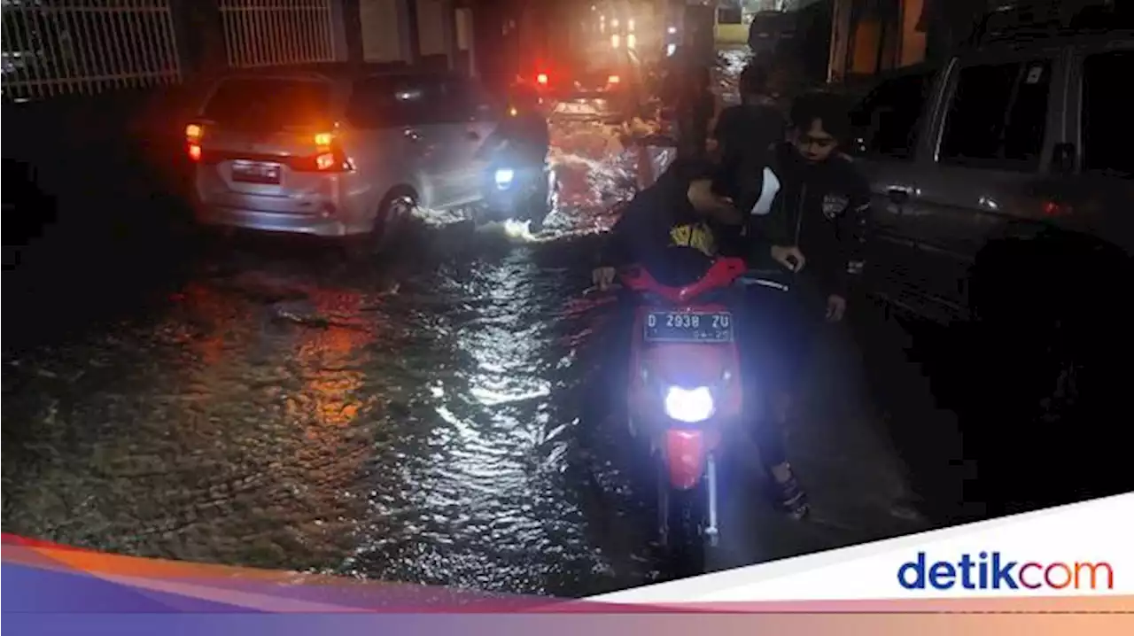 Banjir Genangi Jl Raya Sapan Kabupaten Bandung, Motor Mogok