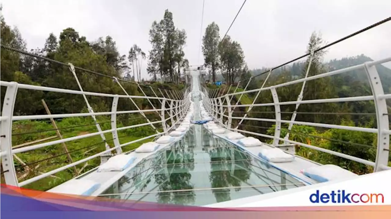 Potret Uji Beban Jembatan Kaca 120 Meter Pakai Karung Pasir Total 7 Ton