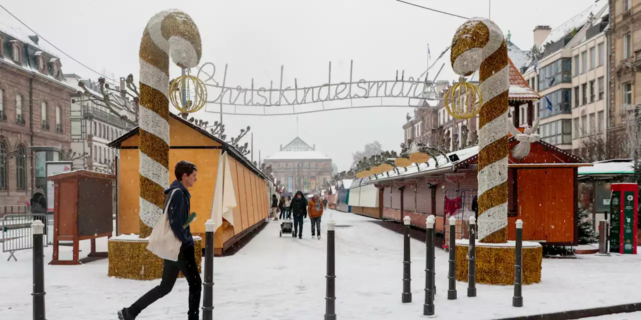 Au marché de Noël de Strasbourg, la neige réjouit les visiteurs, pas les commerçants