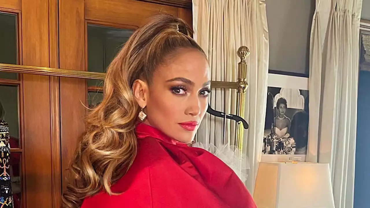 Kleid, Frisur, Make-up – von Jennifer Lopez' Weihnachts-Look können wir viel lernen