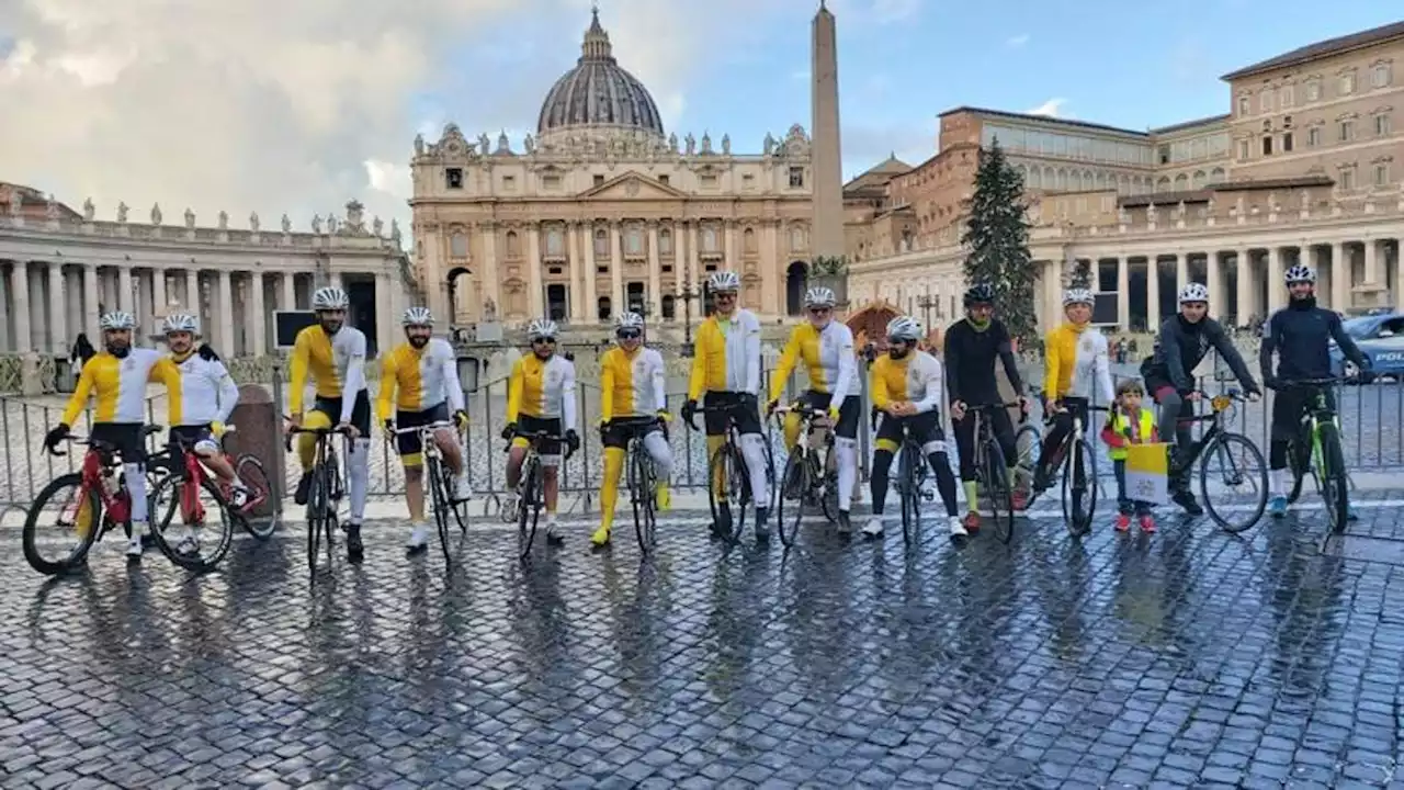 Gli auguri di Athletica Vaticana a Papa Francesco: in bici fino all'ospedale Bambino Gesù