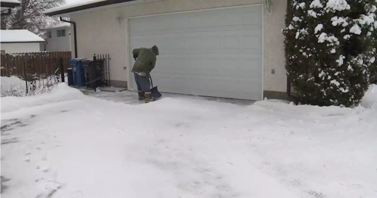 ‘We’ve been booked since August’: Winnipeggers busy shoveling snow - Winnipeg | Globalnews.ca