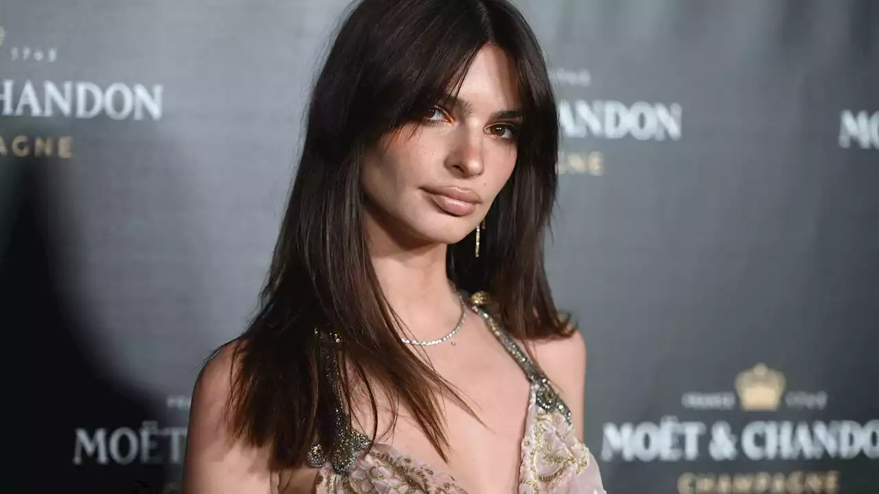 Emily Ratajkowski, en string à la maison : la star se dévoile