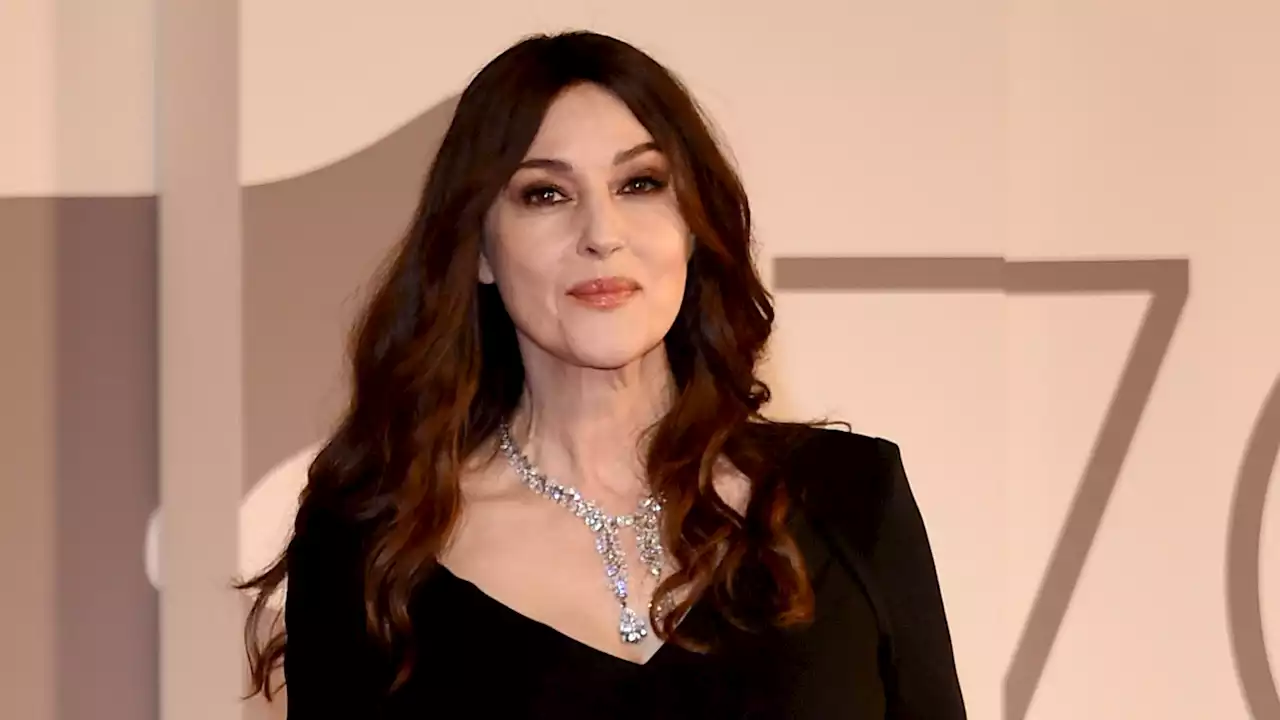 Monica Bellucci topless sous un haut transparent, elle enflamme Instagram dans une tenue suggestive - Grazia