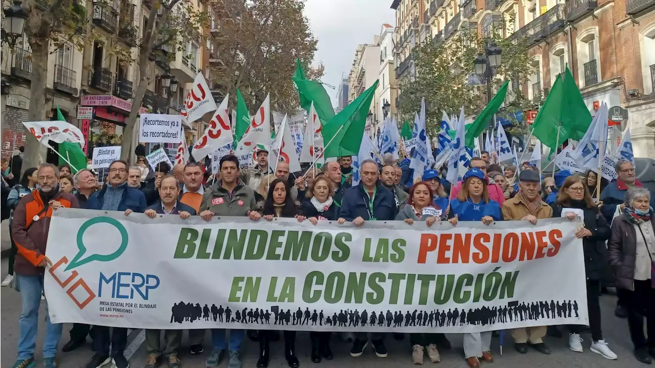 Marcha por las pensiones en Madrid: medio millar de personas piden un blindaje en la Constitución